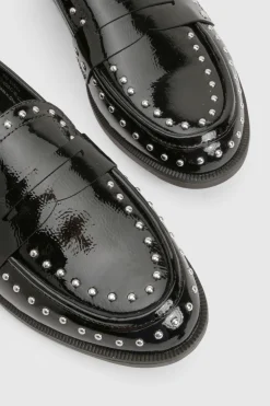 Mocassin laqué clouté