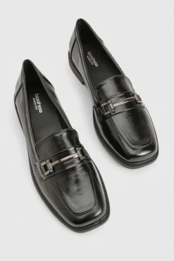 Mocassins coupe large avec détails en quincaillerie
