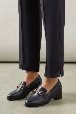 Mocassins à Talon Moyen Coupe Large Lydia en synthétique avec Détail Mors et Devant Tablier