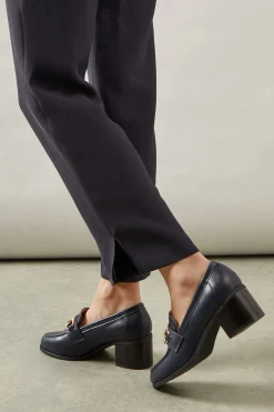 Mocassins à Talon Moyen Coupe Large Lydia en synthétique avec Détail Mors et Devant Tablier