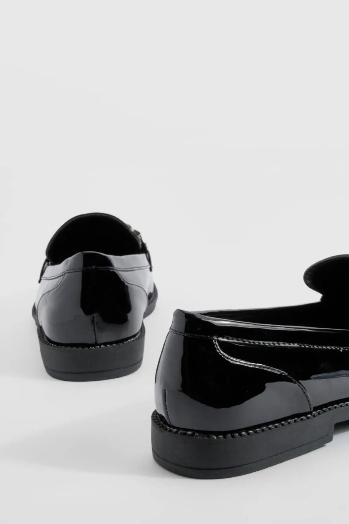 Mocassins Vernis À Chaîne Coupe Large
