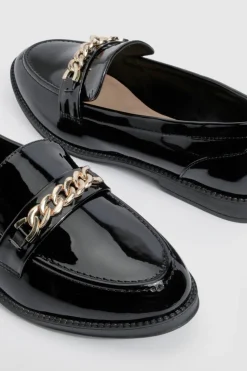 Mocassins Vernis À Chaîne Coupe Large