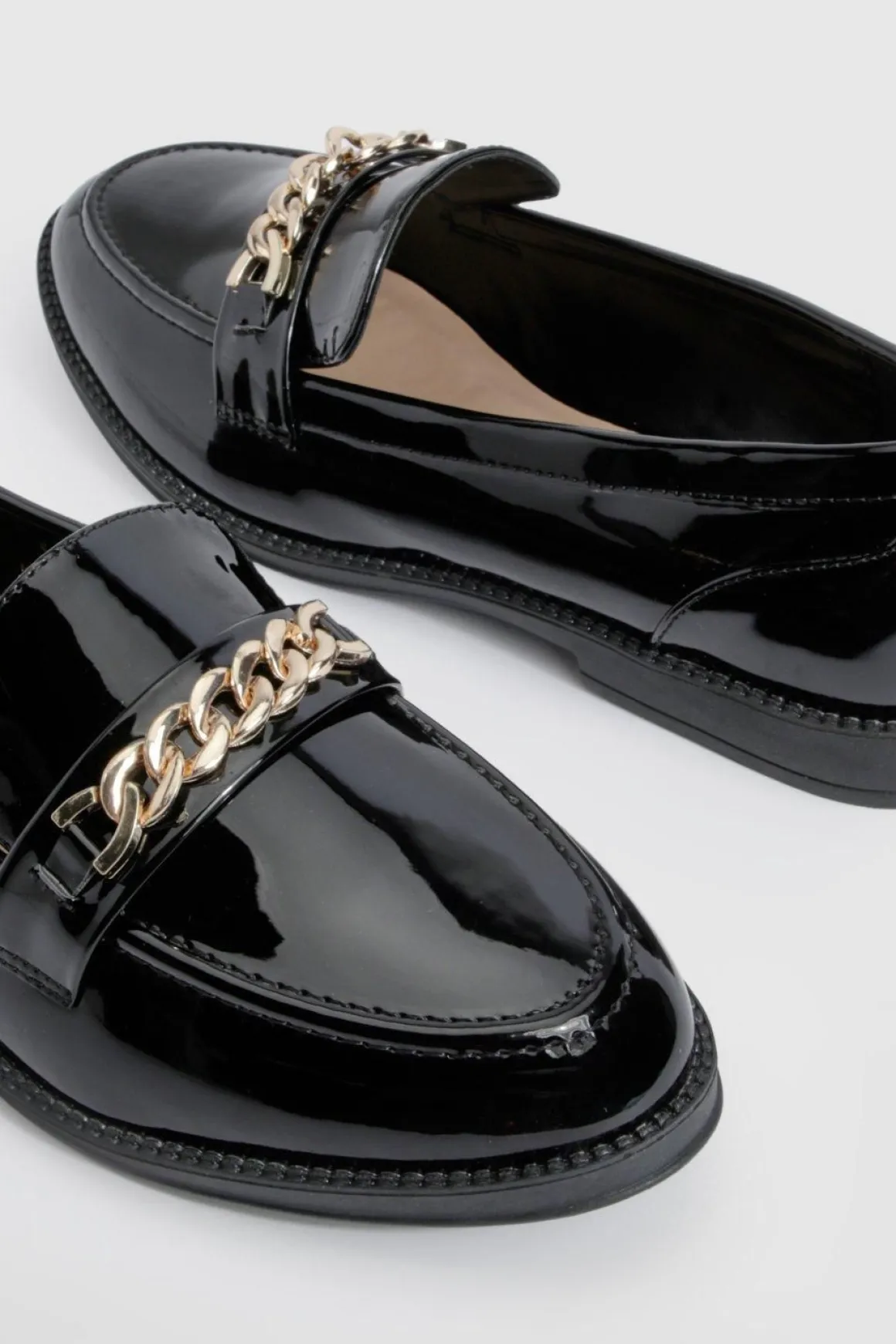 Mocassins Vernis À Chaîne Coupe Large