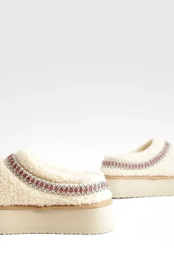 boohoo Mules brodées en polaire< Chaussures Plates|Mules