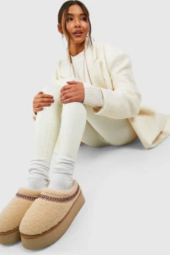 boohoo Mules brodées en polaire< Chaussures Plates|Mules