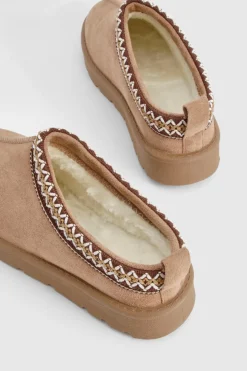 Mules confortables brodées
