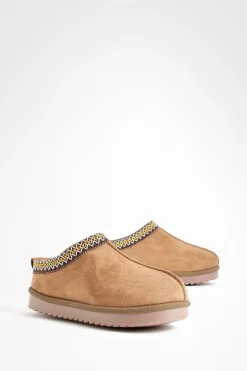 Mules confortables à enfiler brodées
