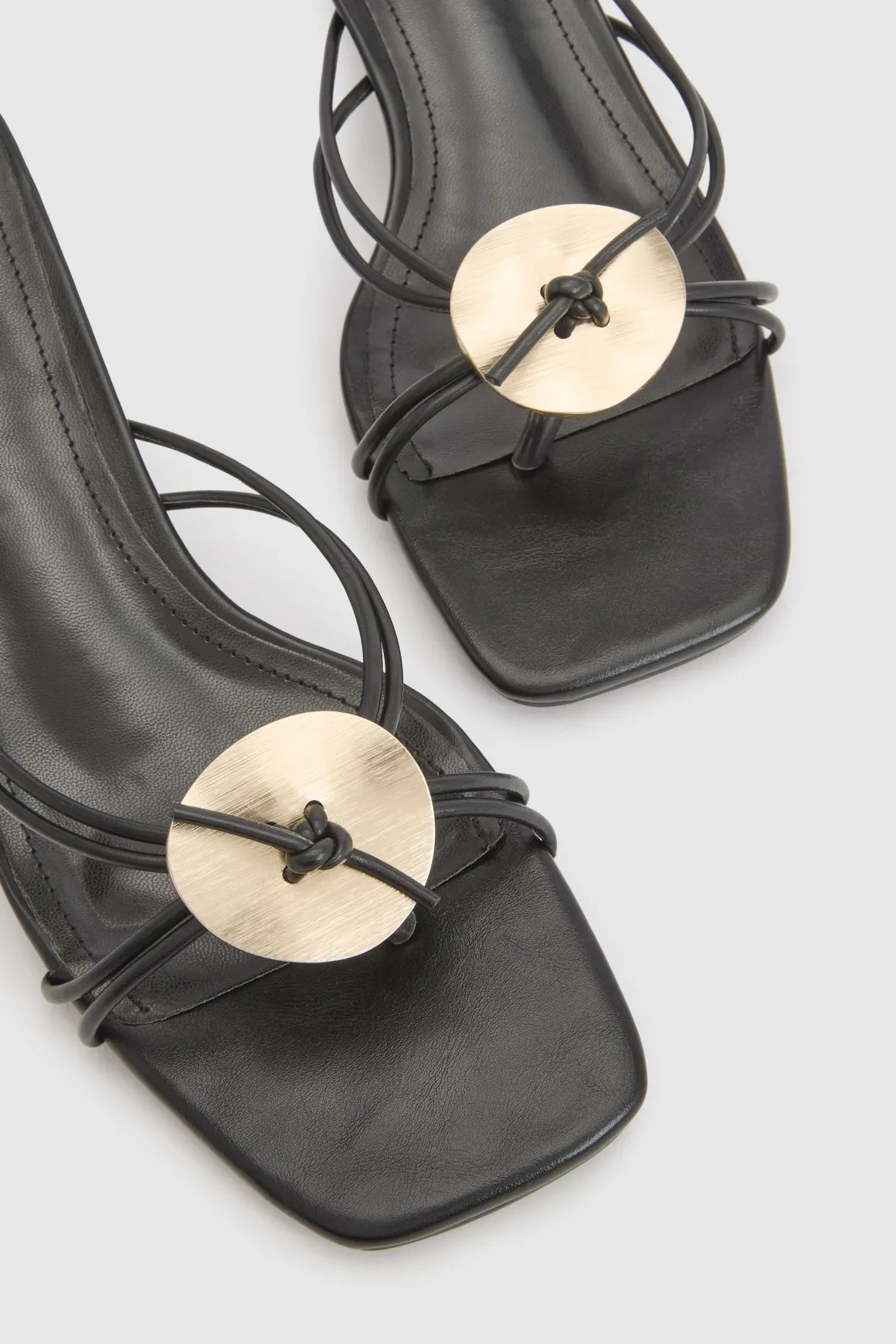 Mules À Entredoigt Avec Détail De Quincaillerie Et Brides Multiples