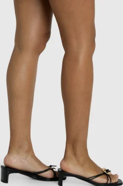 Mules À Entredoigt Avec Détail De Quincaillerie Et Brides Multiples