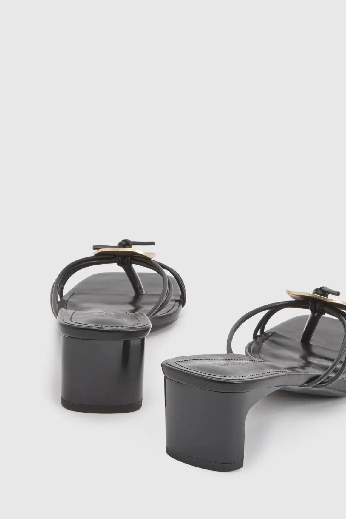 Mules À Entredoigt Avec Détail De Quincaillerie Et Brides Multiples