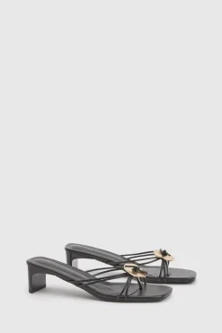Mules À Entredoigt Avec Détail De Quincaillerie Et Brides Multiples