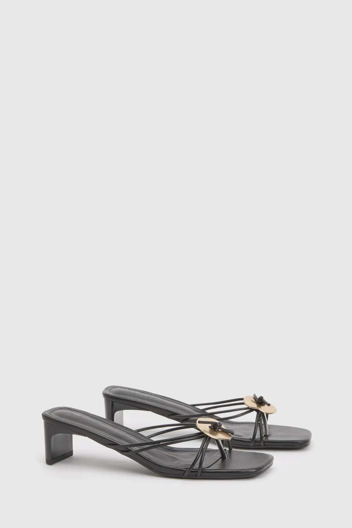 Mules À Entredoigt Avec Détail De Quincaillerie Et Brides Multiples