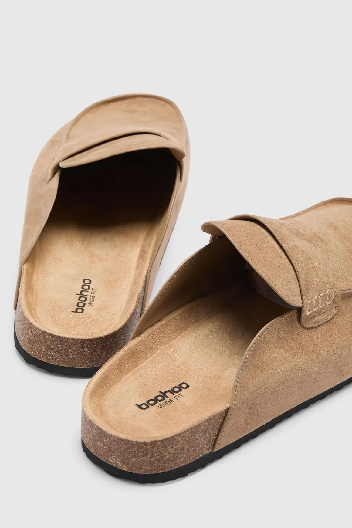 Mules Sabots À Coupe Large En Synthétique Avec Détail Patte