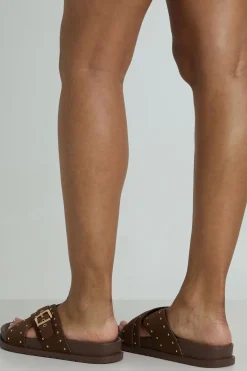 boohoo Mules À Semelle Anatomique Avec Brides Croisées En Synthétique Ornées De Clous< Looks Chocolat|Sandales