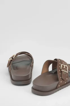 boohoo Mules À Semelle Anatomique Avec Brides Croisées En Synthétique Ornées De Clous< Looks Chocolat|Sandales