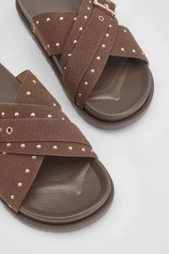 boohoo Mules À Semelle Anatomique Avec Brides Croisées En Synthétique Ornées De Clous< Looks Chocolat|Sandales