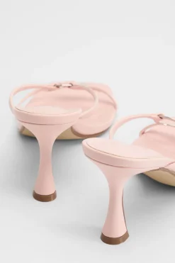 Mules À Talon Avec Anneau Métallique Et Bride Entre Les Orteils