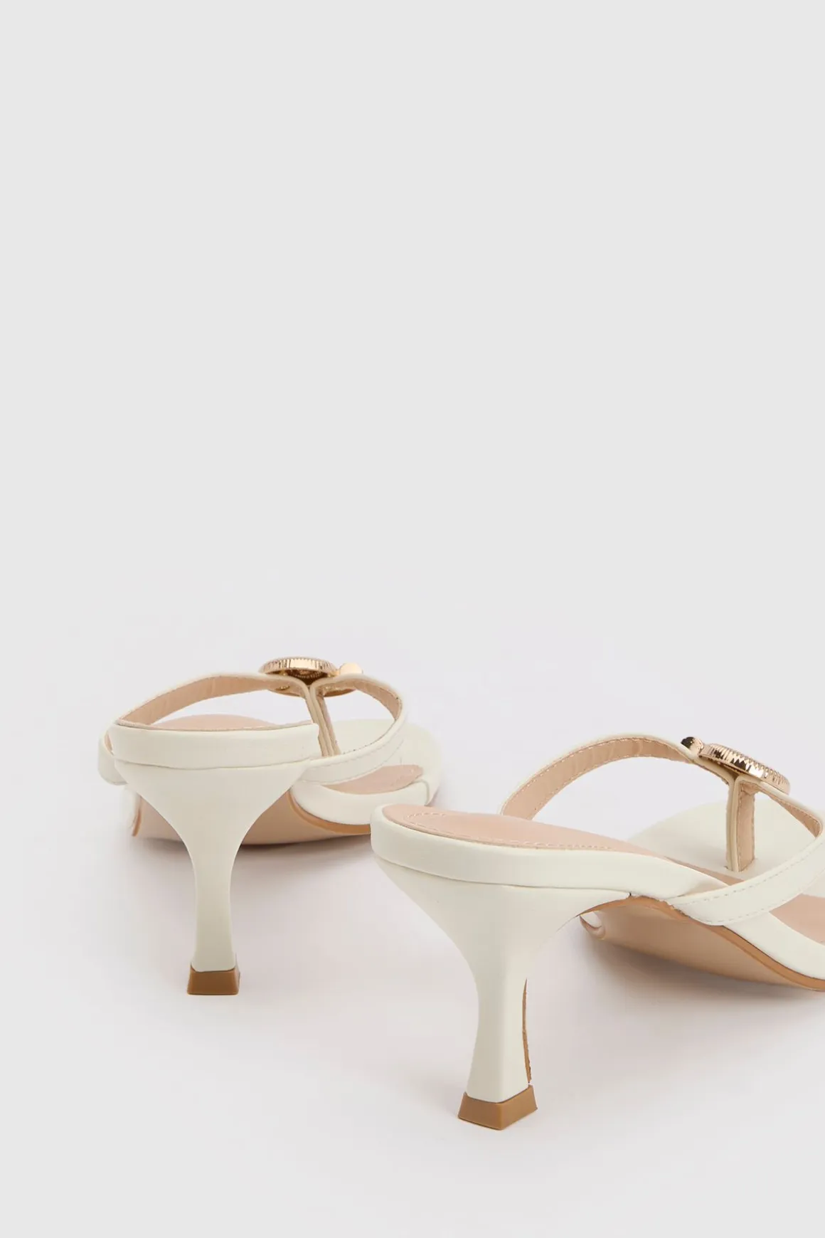 Mules À Talon Avec Bride D'orteil Ornée De Coquillage