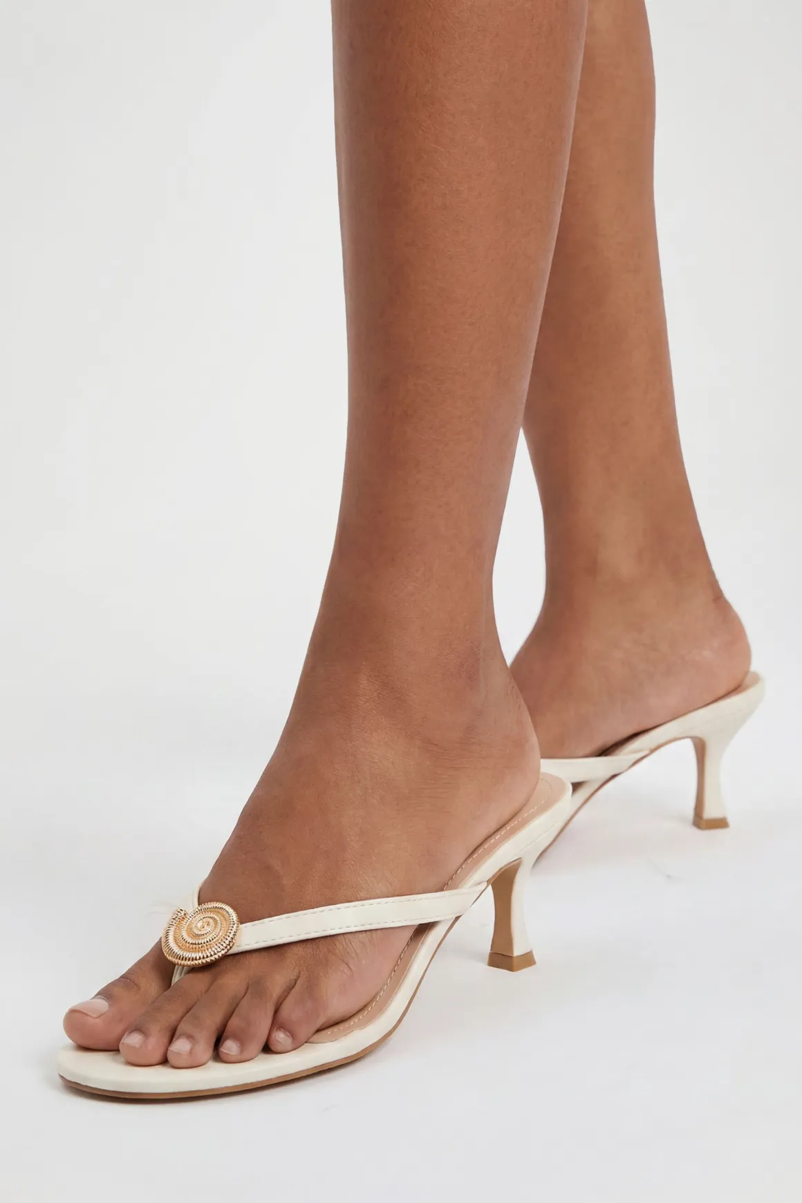 Mules À Talon Avec Bride D'orteil Ornée De Coquillage