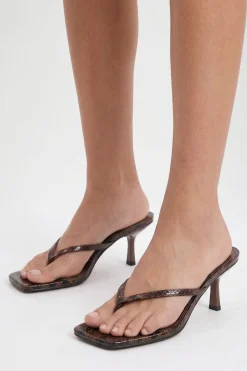 Mules À Talon Avec Bride Entre-doigts Et Bout Carré Effet Synthétique