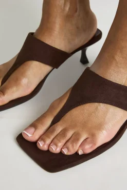 Mules À Talon Avec Bride Entre Les Orteils En Synthétique Coupe Large