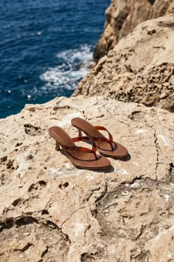 Mules À Talon Avec Bride Transparente Entre Les Orteils