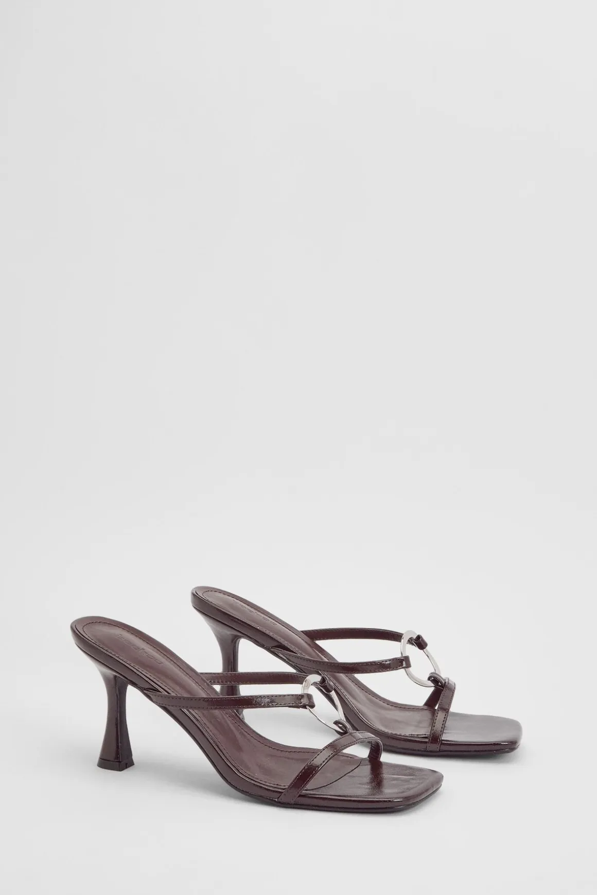 Mules À Talon Avec Détail Anneau Métallique Et Bride Entre-doigts