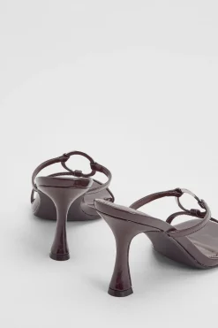 Mules À Talon Avec Détail Anneau Métallique Et Bride Entre-doigts