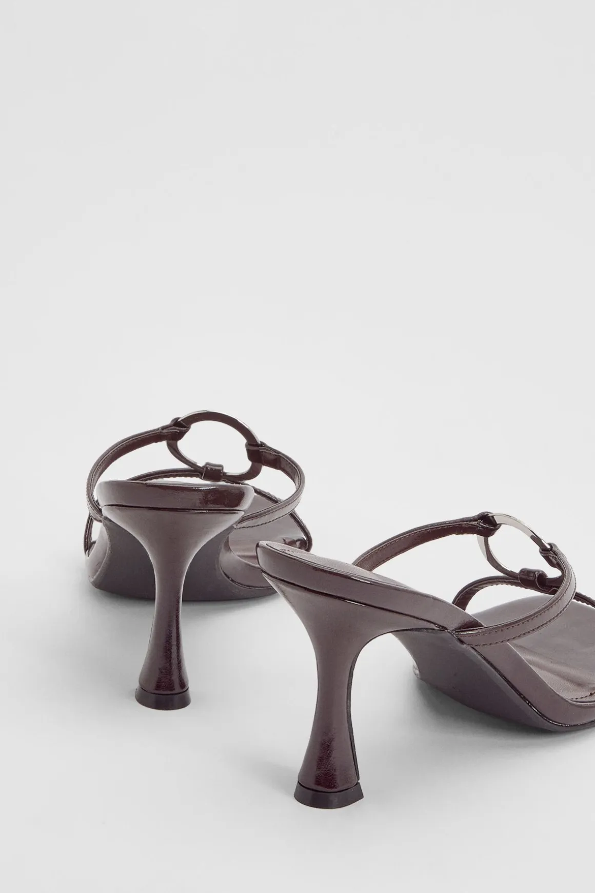 Mules À Talon Avec Détail Anneau Métallique Et Bride Entre-doigts