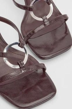 Mules À Talon Avec Détail Anneau Métallique Et Bride Entre-doigts