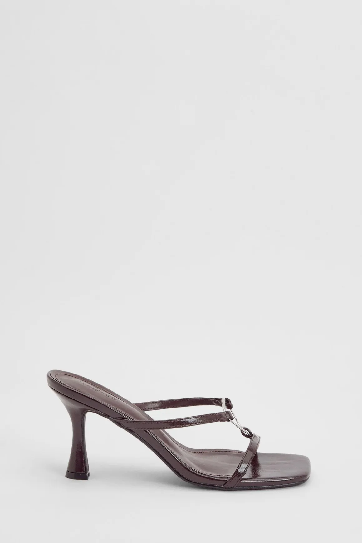 Mules À Talon Avec Détail Anneau Métallique Et Bride Entre-doigts