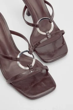 Mules À Talon Avec Détail Anneau Métallique Et Bride Entre-doigts