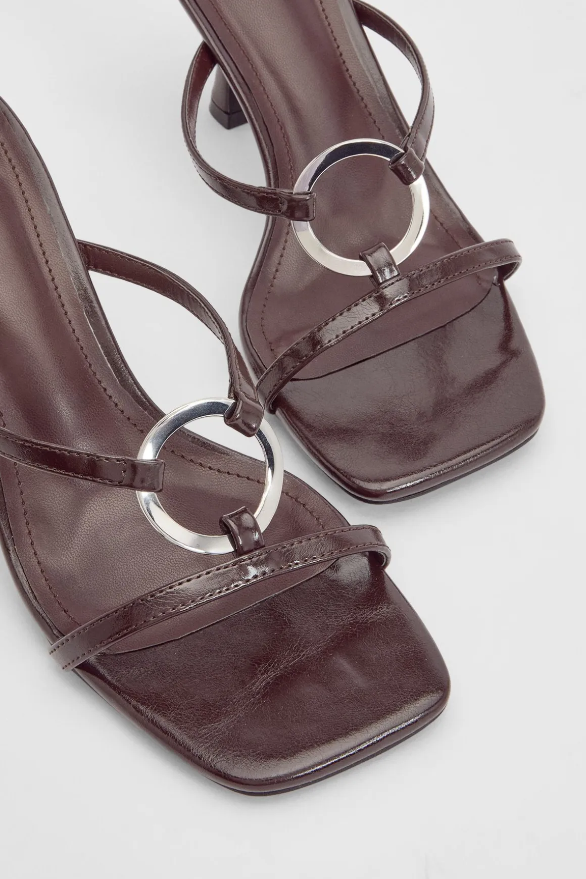 Mules À Talon Avec Détail Anneau Métallique Et Bride Entre-doigts