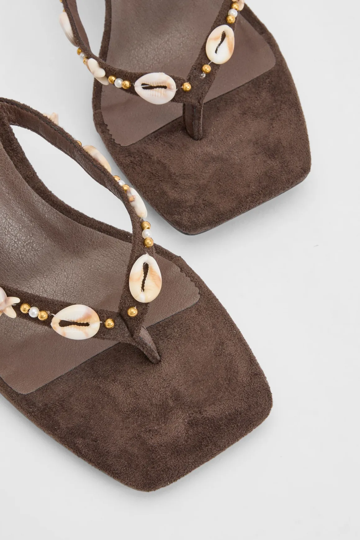 Mules À Talon Avec Détails Coquillages Et Bride Entre-doigts