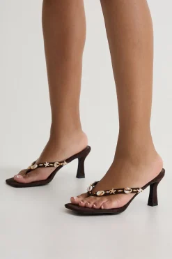Mules À Talon Avec Détails Coquillages Et Bride Entre-doigts