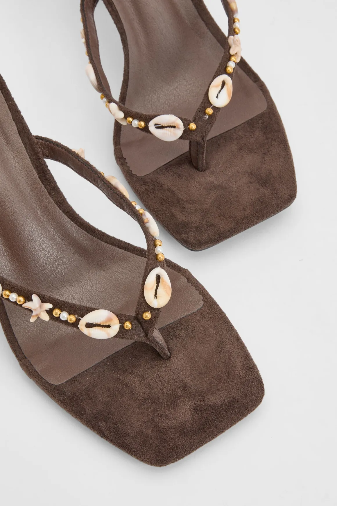 Mules À Talon Avec Détails Coquillages Et Bride Entre-doigts