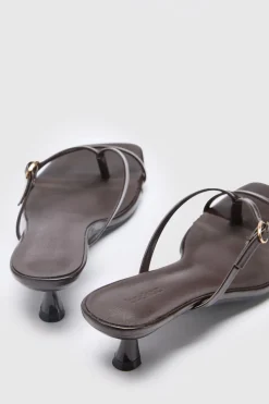 Mules À Talon Bas Avec Bride Entre Les Orteils Et Détail Boucle