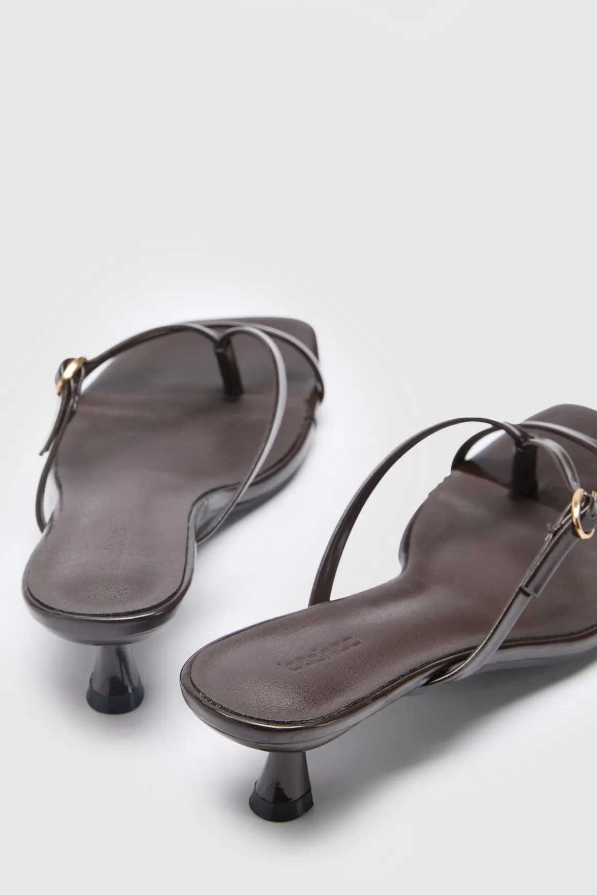 Mules À Talon Bas Avec Bride Entre Les Orteils Et Détail Boucle