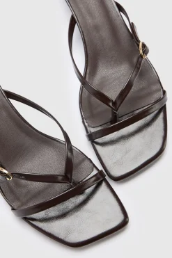 Mules À Talon Bas Avec Bride Entre Les Orteils Et Détail Boucle
