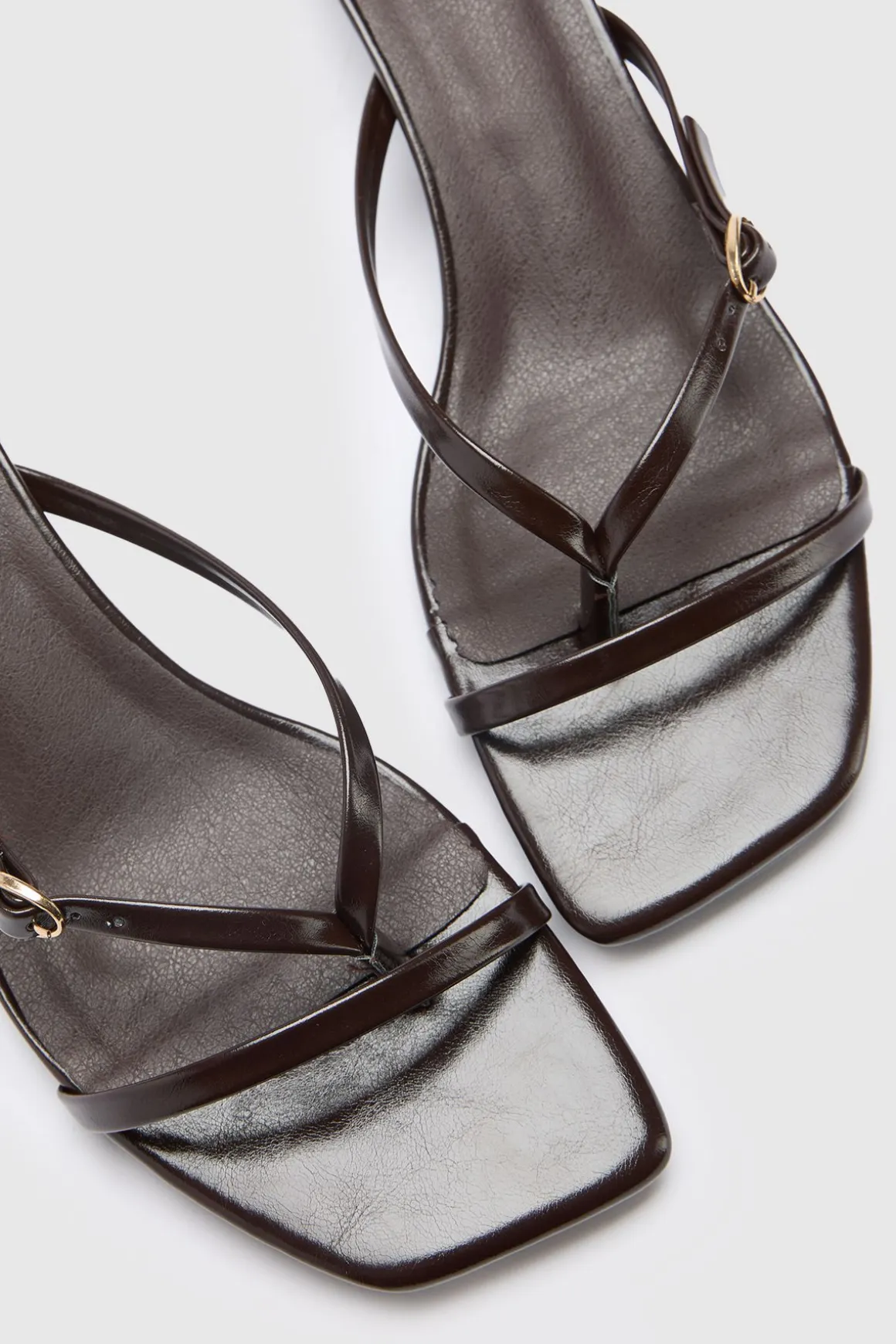 Mules À Talon Bas Avec Bride Entre Les Orteils Et Détail Boucle
