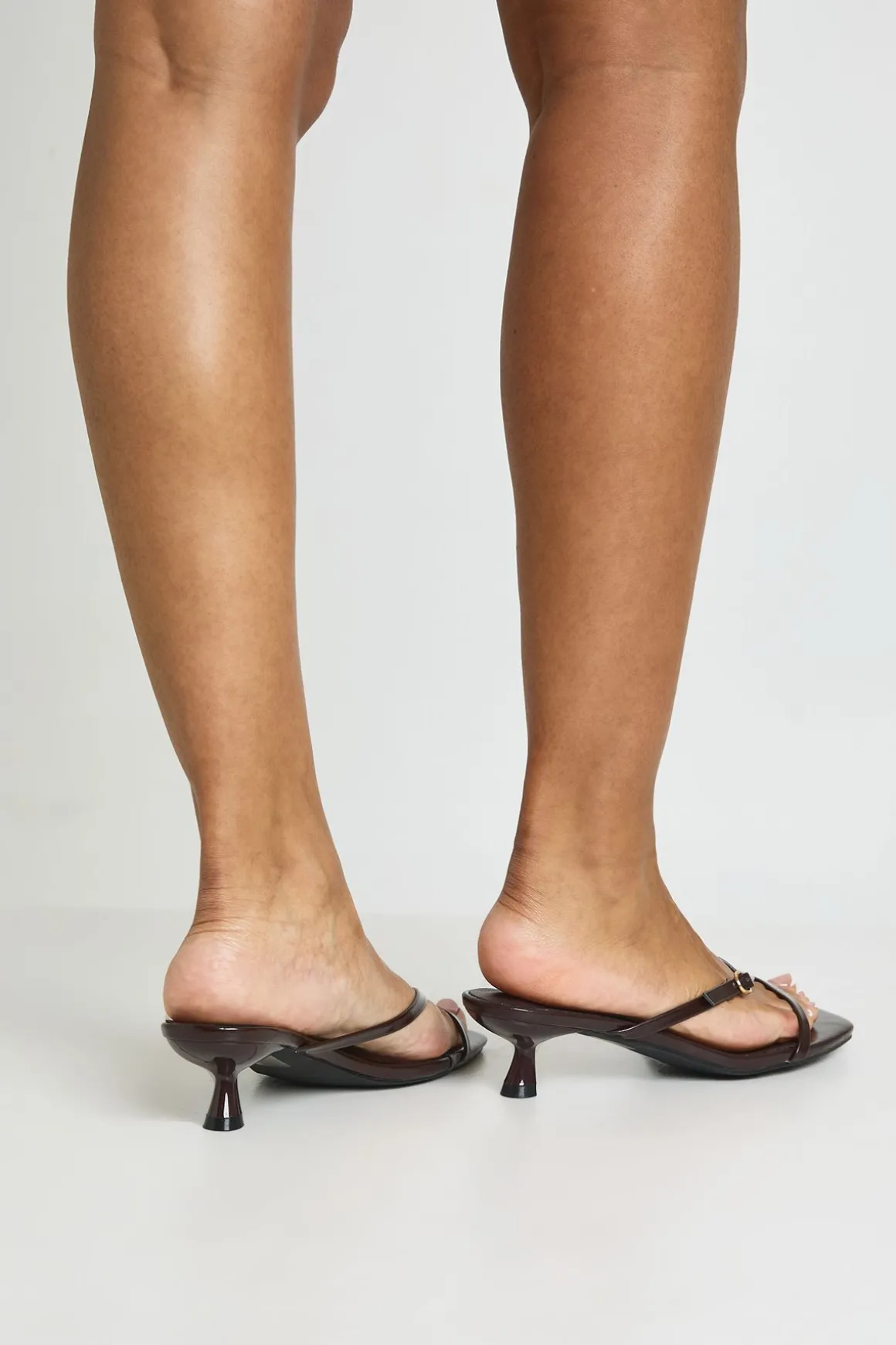 Mules À Talon Bas Avec Bride Entre Les Orteils Et Détail Boucle