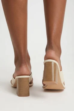 Mules À Talon Compensé Avec Bride Entre Les Orteils