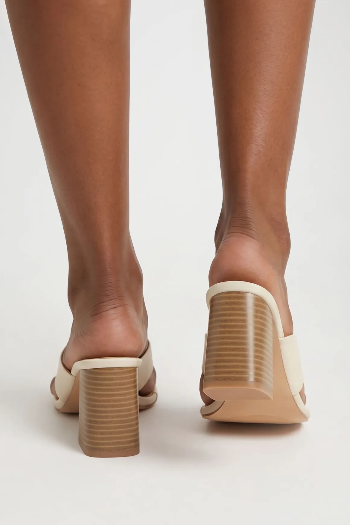 Mules À Talon Compensé Avec Bride Entre Les Orteils