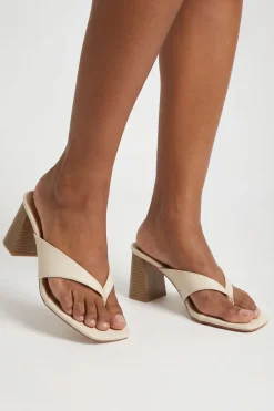 Mules À Talon Compensé Avec Bride Entre Les Orteils