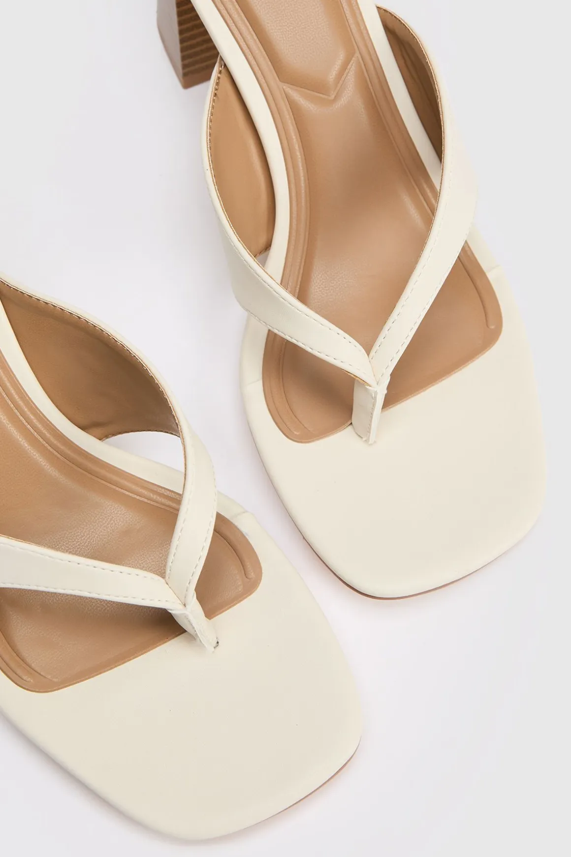 Mules À Talon Compensé Avec Bride Entre Les Orteils