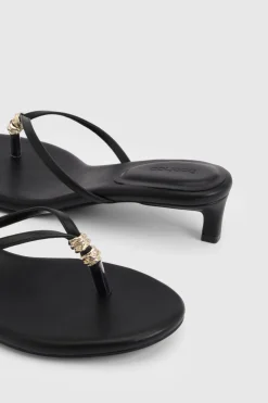 Mules À Talons Avec Bride Entre-orteils Et Détail Ornemental
