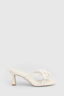 Mules À Talons Avec Brides Et Fleur