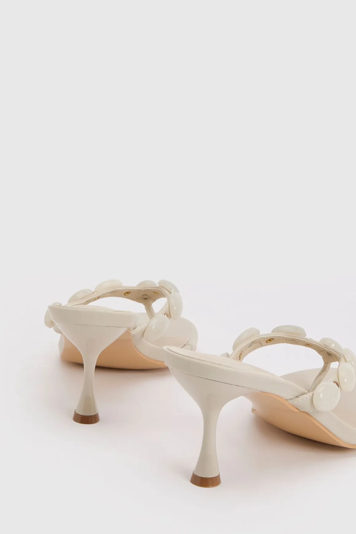 Mules À Talons Avec Détails De Perles Coupe Large
