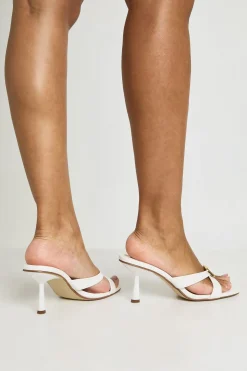 Mules À Talons Coupe Large Avec Détail Métallique Et Brides Croisées