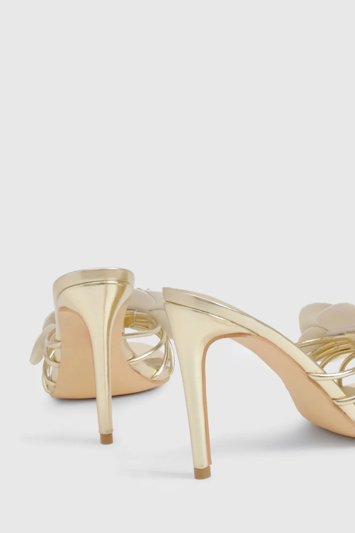 Mules à talons à détails floraux et coupe large